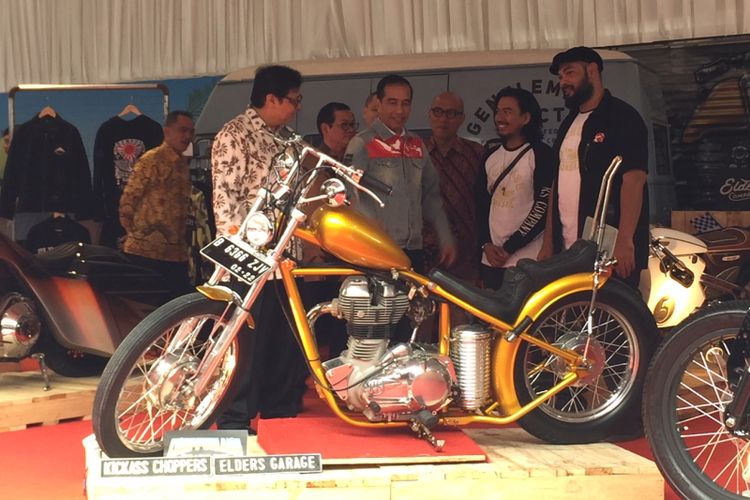 Presiden Jokowi mampir ke stan pameran motor-motor custom, dua di antaranya Chopper Jokowi dan milik putra  Gibran Rakabuming Raka. 