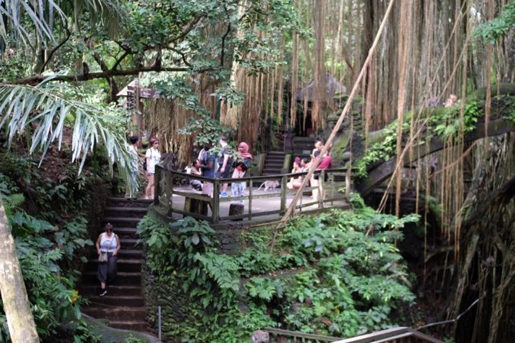 Pura di area Monkey Forest Ubud tercatat dibangun pada abad 14.