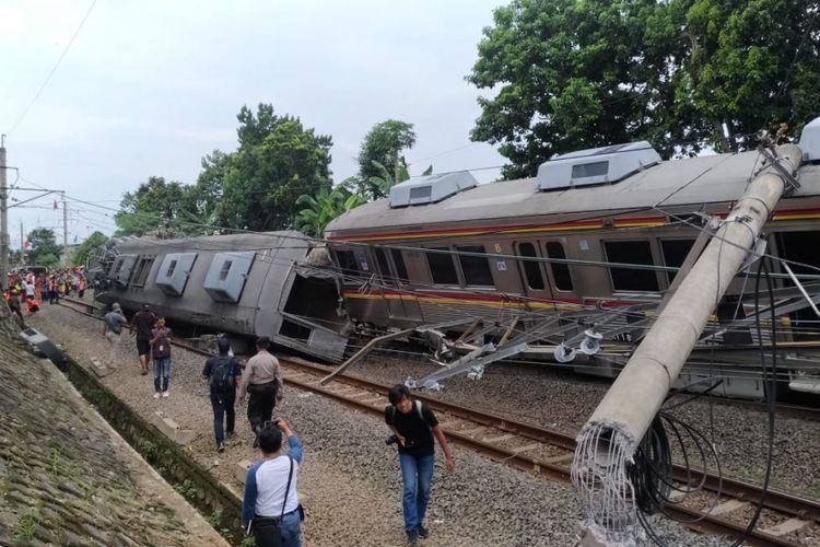 Kereta rel listrik (KRL) 1722 jurusan Jatinega menuju Bogor terguling di perlintasan kereta antara antara Stasiun Cilebut dan Bogor, Minggu (10/3/2019).