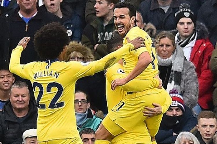 Pedro Rodriguez merayakan golnya bersama Willian dan Eden Hazard pada laga Brighton & Hove Albion vs Chelsea di Stadion American Express Community, 16 Desember 2018. 