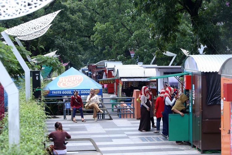 Aktivitas warga di atas jembatan layang Teras Cihampelas, Bandung, Jawa Barat, Kamis (9/11/2017). Pemerintah Kota Bandung resmi memperkenalkan skywalk sekaligus ikon terbaru Kota Kembang itu pada Februari lalu dan diharapkan menjadi magnet bagi para pelancong, khususnya di kawasan sentra jins tersebut.