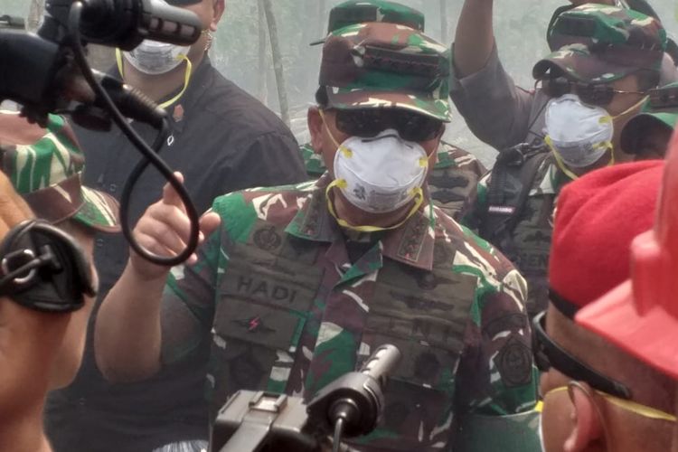 Panglima TNI Marsekal Hadi Tjahjanto berbincang dengan Tim Satgas Karhutla soal upaya pemadaman api di Kelurahan Terkul, Kecamatan Rupat, Kabupaten Bengkalis, Riau, Sabtu (23/2/2019).