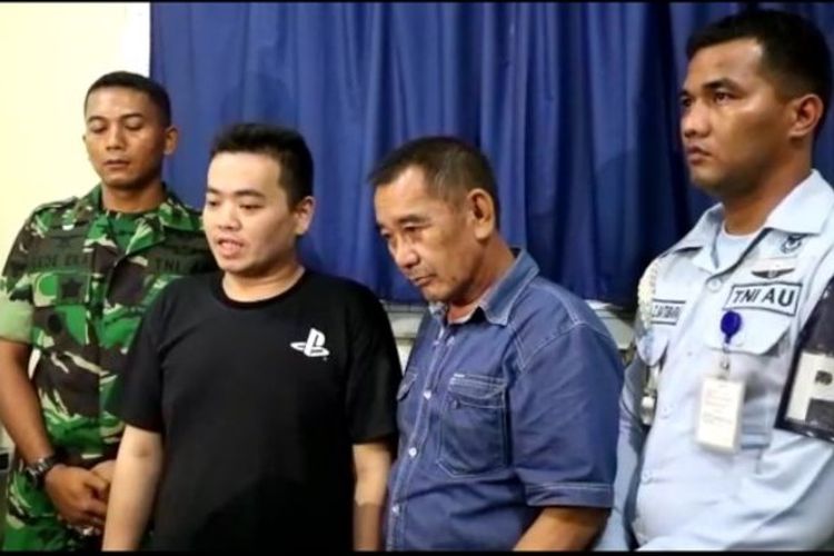 Jhoni (kaus hitam) meminta maaf kepada pihak TNI AU atas penganiayaan kepada Pelda Muhammad Chalik (45), anggota Lanud Soewondo, Selasa (25/9/2018).