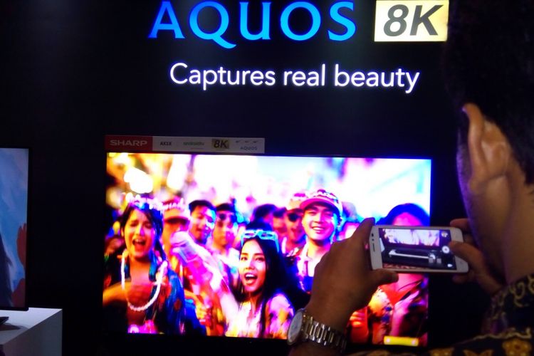 Pengunjung memperhatikan televisi Sharp Aquos 8K. Teknologi 8K pada televisi Aquos menghasilkan gambar dengan resolusi sangat tinggi mencapai 33 juta piksel. Benaman pencahayaannya mencapai 13 kali lebih terang sehingga menciptakan cahaya tepat pada gambar. 