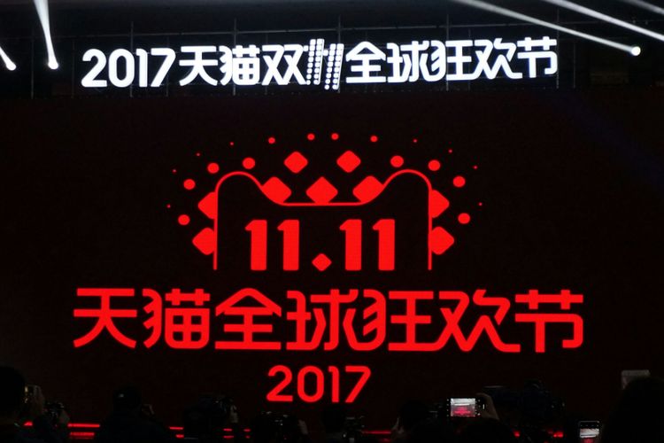Pembukaan acara 11.11 Global Shopping Festival 2017 di Mercedes-Benz Arena, Shanghai, Jumat malam (10/11/2017).