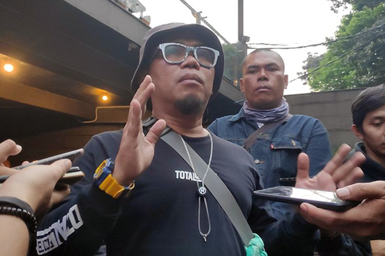 Pentolan Bobotoh, Agus Rahmat, saat diwawancarai wartawan di Graha Persib, Kota Bandung, Sabtu (10/8/2019). 