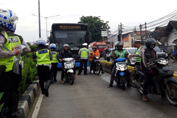 Sejumlah pengendara motor ditilang karena lewati jalur transjakarta di Jalan Jatinegara Barat, Bidara Cina, Jakarta Timur, Rabu (30/1/2019)