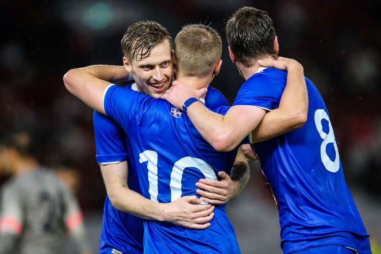 Pemain timnas Islandia merayakan gol ke gawang Indonesia saat pertandingan persahabatan di Stadion Gelora Bung Karno, Jakarta, Minggu (14/1/2018). Indonesia kalah 1-4 melawan Islandia.