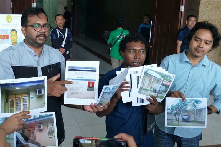 Advokat Karyawan PT Freeport Indonesia menunjukan foto bukti dugaan pelanggaran kode etik oleh Ketua PN Mimika di Kantor Bawas MA, Jakarta, Jumat (9/2/2018)