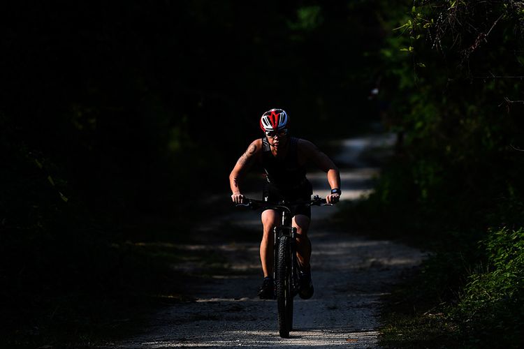 Peserta memacu sepeda ketika mengikuti Rhino X Triathlon di kawasan KEK Tanjung Lesung, Pandeglang, Banten, Minggu (30/9/2018). Dalam upaya mempromosikan wilayah di ujung paling barat Pulau Jawa itu, Kementerian Pariwisata menggagas perhelatan Festival Pesona Tanjung Lesung yang memadukan festival olahraga (sport tourism) dan atraksi budaya.