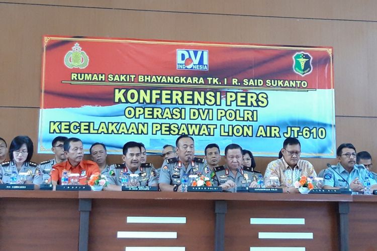Konferensi pers terakhir tim DVI Polri tentang proses identitikasi korban pesawat Lion Air JT 610 di Rumah Sakit Polri Kramat Jati, Jakarta Timur, Jumat (23/11/2018).