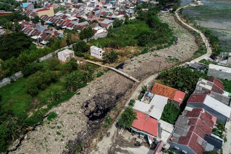 Sampah yang didominasi plastik memenuhi sepanjang Kali Pisang Batu, Desa Pahlawan Setia, Kecamatan Tarumajaya, Kabupaten Bekasi, Jawa Barat, Selasa (8/1/2019). Tumpukan sampah yang sudah berlangsung sekitar sebulan tersebut sepanjang sekitar 1,5 kilometer.