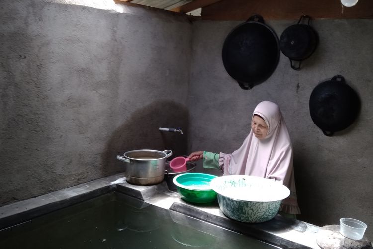 Dailismar (73) warga Jaronh Titih, Nagari Padang Tarok, Kecamatan Baso, Kabupaten Agam di ruang penampungan air miliknya, Kamis (24/5/2018).