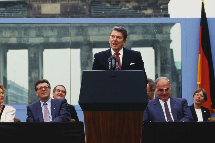 President Reagan sedang berpidato
