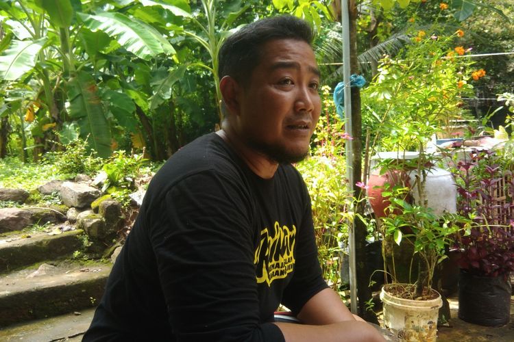 Doni Praditya Setiyawan (35) pemilik rumah yang tepat berada di barat lokasi longsordi dusun Dusun Kedung Buweng RT 02, Wukirsari, Imogiri,  Bantul, Yogyakarta, 