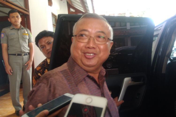 Bupati Bantul Suharsono saat ditemui di kantornya, Kamis (4/4/2019). Dia mengaku mewacanakan untuk membuat peraturan baru untuk mencegah intoleransi di wilayahnya. 