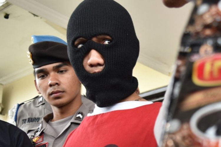 Bintang Megantara (21), warga Sidorejo, Kota Salatiga, ditangkap anggota Unit Reskrim Polsek Ungaran di Hotel Ungaran Cantik karena bertransaksi tembakau gorila.