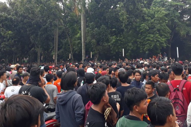 Antrean penonton yang mayoritas fan Persija, Jakmania, untuk laga final Piala Presiden 2018 kontra Bali United di area Stadion Utama GBK, Senayan, Jakarta, Sabtu (17/2/2018) siang.