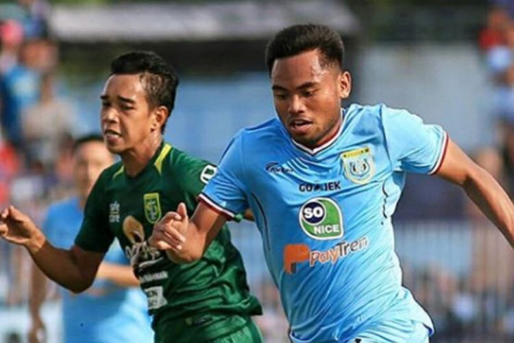 Pemain Persela, Saddil Ramdani, dibayangi pemain Persebaya.