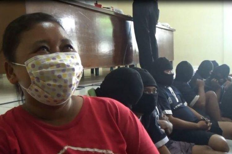 Yuyun Niasari (38), warga Punggur, Lampung Tengah, diamankan karena diduga menjadi muncikari prostitusi online di Metro. 

