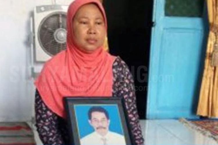 Ismiati, istri almarhum Muhammad Syafii Has, Wakil Ketua DPC PPP Jombang yang ditemukan tewas di Mojokerto, Jawa Timur, Jumat (16/3/2018).
