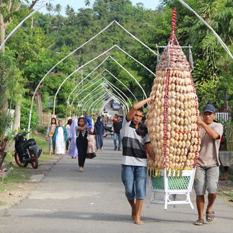 Salah satu kegiatan warga desa Bongo saat memperingati Maulid Nabi. Desa ini memiliki potensi wisata yang menarik.