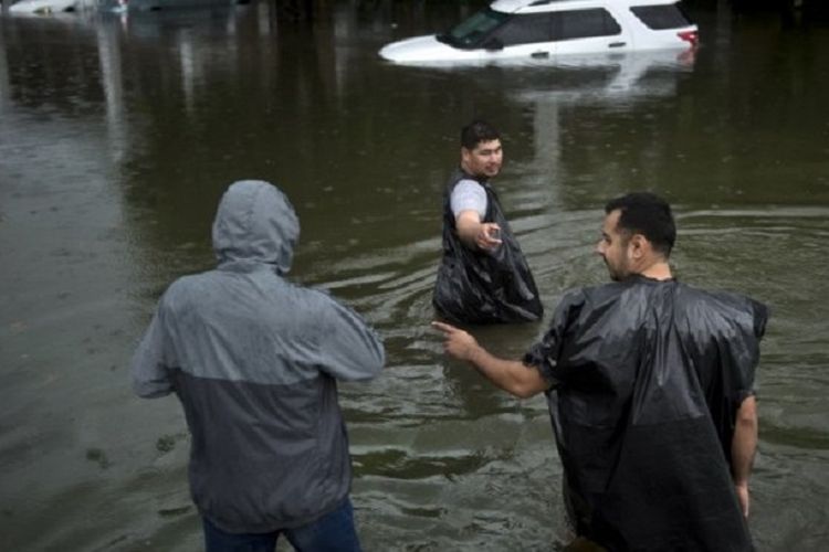 Warga kota Houston, Sylvester Turner, berjalan di tengah genangan banjir yang menyapu Houston, Texas, AS, Minggu (27/8/2017) waktu setempat atau Senin WIB