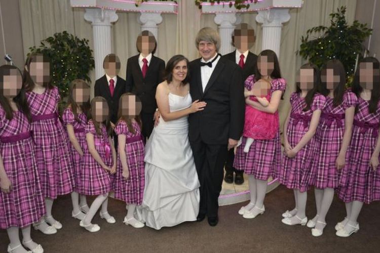 David Allen Turpin (lima dari kanan), dan istrinya Louise Anna Turpin (enam dari kiri) bersama 13 anak mereka. Ke-13 anak tersebut disekap dalam empat kamar gelap dan berbau tidak enak, serta tidak mendapat cukup makan.(Sky News)