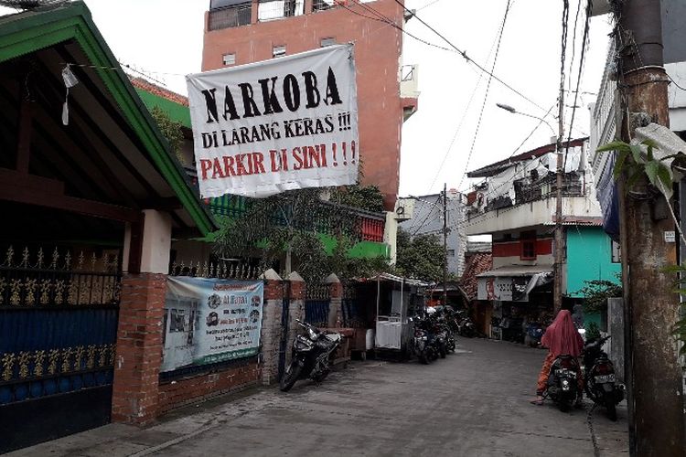 Peringatan bahaya narkoba telah terpasang sejak enam bulan terakhir di Kampung Boncos, Kel. Kota Bambu Selatan, Kec. Palmerah, Jakarta Barat pada Kamis (8/2/2108). Tulisan serupa terpasang di sejumlah gang-gang besar. 