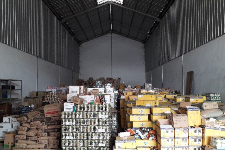 Gudang PT. PRS (Pandawa Rezeki Semesta) tempat penyimpanan produk makanan siap edar yang telah diganti masa kadaluwarsanya pada Rabu (21/3/2018).