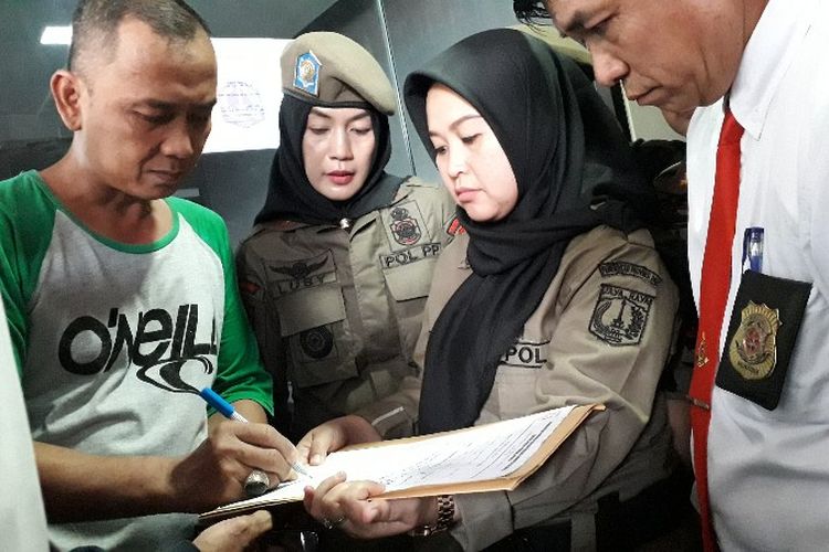 Ketua RT 13 Ahmad Goji menyaksikan penyegelan diskotek Exotic di Magga Besar, Jakarta Pusat pada Kamis (19/4/2018) yang dilakukan oleh Satpol PP. 