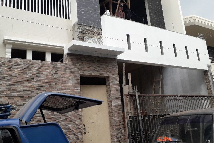 Sebuah rumah empat lantai di Jalan Kavling Polri Blok A6 No 158, RT 04 RW 09, Jelambar, Grogol Petamburan, Jakarta Barat dibongkar karena melanggar izin mendirikan bangunan (IMB) pada Kamis (20/9/2018). 