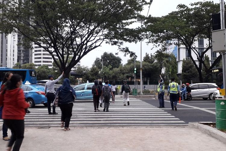 Pelican crossing Jalan Jenderal Sudirman yang menyambungkan kawasan Senayan dengan Halte Bundaran Senayan sudah bisa dilintasi seperti pada Rabu (21/11/2018) sore. 