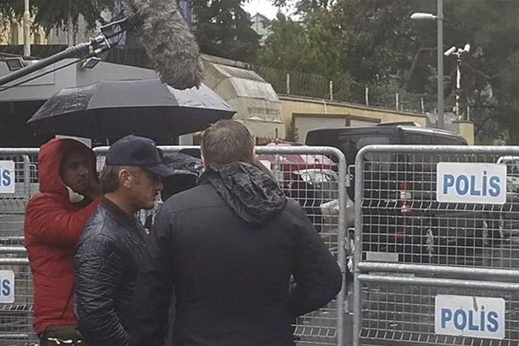 Aktor pemenang Piala Oscar Sean Penn dalam salah satu proses syuting film dokumenter pembunuhan jurnalis Arab Saudi Jamal Khashoggi di Istanbul, Turki, pada Rabu (5/12/2018).