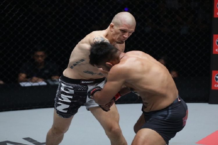 Petarung ONE Championship asal Swedia, Zebaztian The Bandit Kadestam (kiri).