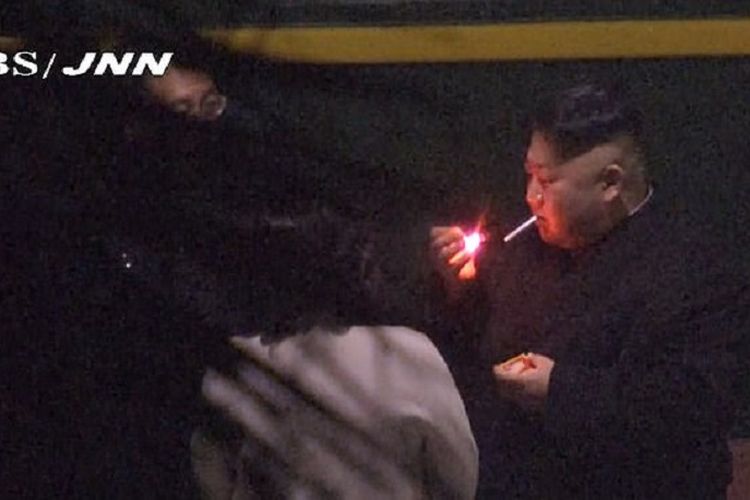 Pemimpin Korut Kim Jong Un ketika terekam sedang merokok sambil berdiskusi dengan pejabatnya. Rombongan Kim beristirahat selama 30 menit di kota Nanning, China, di tengah menempuh 70 jam ke Vietnam untuk bertemu Presiden AS Donald Trump.