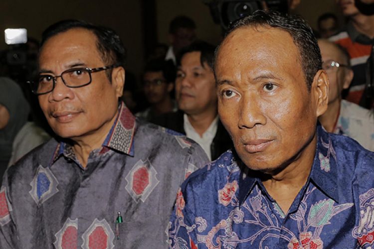 Terdakwa mantan Dirjen Kependudukan dan Pencatatan Sipil Kementerian Dalam Negeri, Irman dan Direktur Pengelola Informasi Administrasi Kependudukan Dirjen Kependudukan dan Pencatatan Sipil Kementerian Dalam Negeri, Sugiharto menjalani sidang perdana kasus dugaan korupsi pengadaan paket penerapan e-KTP di Pengadilan Tipikor, Jakarta, Kamis (9/3/2017). KPK menduga ada perbuatan melawan hukum dan atau penyalahgunaan wewenang yang mengakibatkan kerugian negara terkait pengadaan proyek KTP elektronik dengan potensi kerugian negara mencapai Rp 2,3 Triliun.