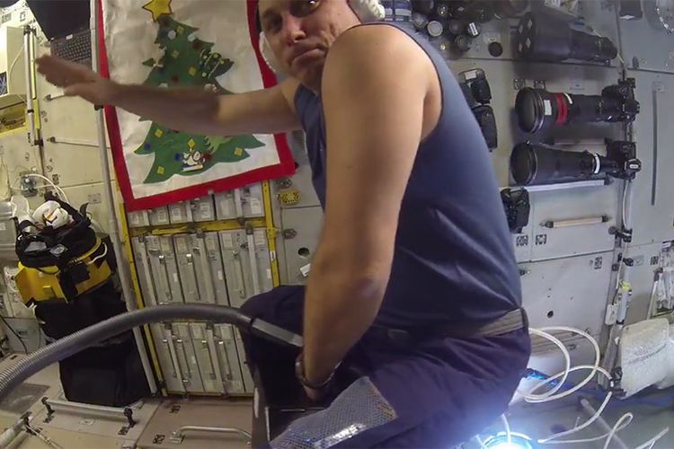 Anton Shkaplerov menungganggi vacuum cleaner di ISS
