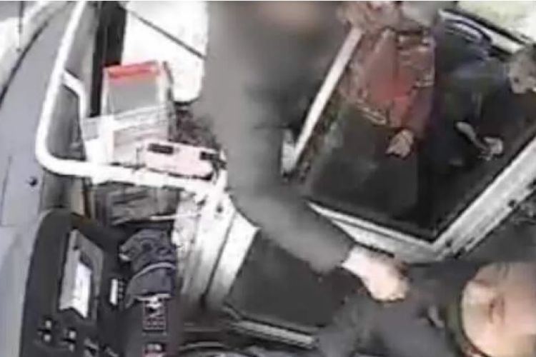 Rekaman CCTV memperlihatkan seorang ibu menyerang sopir bus di China setelah anaknya kencing di dalam bus.