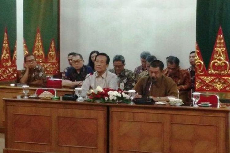Gubernur DIY Sri Sultan Hamengku Buwono X bersama Wali Kota Yogyakarta Haryadi Suyuti saat menggelar jumpa pers mengenai pemotongan nisan salib di Kotagede, Kamis (20/12/2018).