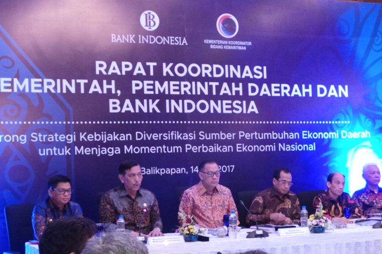 Rapat koordinasi pemerintah pusat dan pemerintah daerah mengenai diversifikasi di Kalimantan, di Hotel Gran Senyiur, Balikpapan, Kalimantan Timur, Jumat (14/7/2017). Rakor ini diikuti oleh Gubernur Kalimantan Utara Irianto Lambrie, Menko Bidang Kemaritiman Luhut Binsar Panjaitan, Gubernur Bank Indonesia Agus Martowardojo, Menteri Perhubungan Budi Karya Sumadi, Wakil Menteri ESDM Archandra Tahar, dan Gubernur Kalimantan Timur Awang Faroek Ishak. 