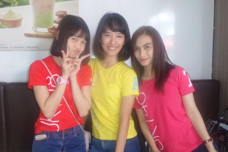 Tiga member JKT48 Melody (kanan), Bebi (tengah), Feni (kiri) usai store visi di KFC Margonda, Depok, Jawa Barat, Selasa (25/7/2017).