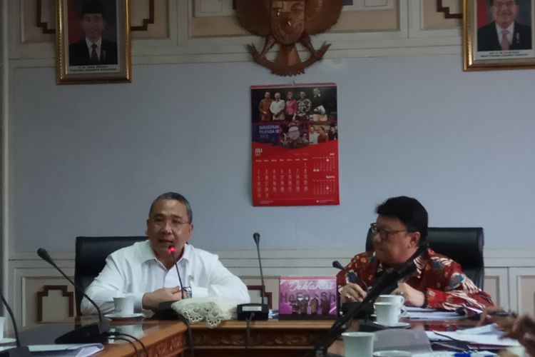 Menteri Desa, Pembangunan Daerah Tertinggal, dan Transmigrasi Eko Putro Sandjojo (kiri) dan Menteri Dalam Negeri Tjahjo Kumolo (kanan) ketika menggelar pertemuan di Kantor Kementerian Dalam Negeri, Jakarta, Kamis (10/8/2017).