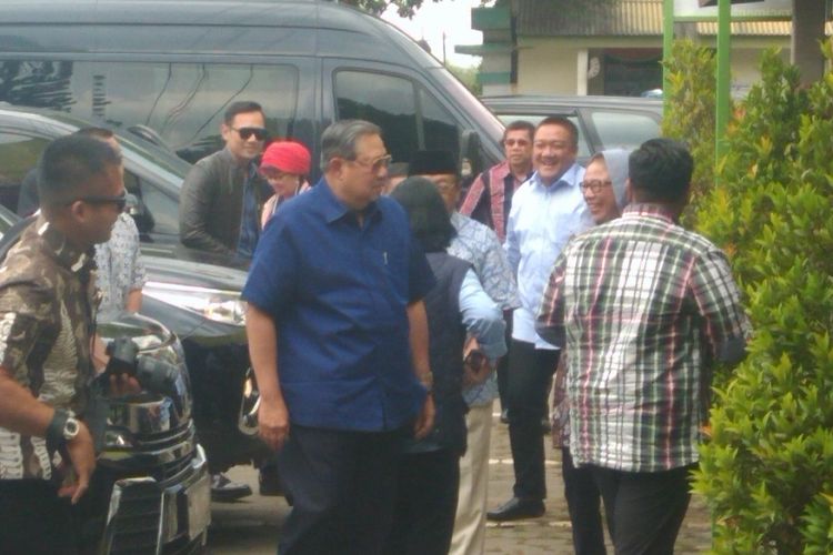 SBY dan AHY Masuk ke Rumah Makan Sebelum Melanjutkan ke Pacitan, Jawa Timur Jumat (18/8/2017)