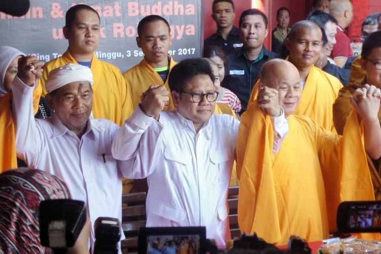 Anggota Dewan Syuro PKB Abdul Ghofur, Ketua Umum PKB Muhaimin Iskandar dan pemuka agama Budha Suhu Benny usai berdialog terkait persoalan Rohingya di Wihara Dharma Bakti, Glodok, Jakarta Barat, Minggu (3/9/2017).