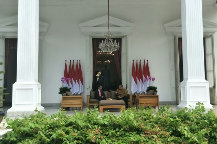 Presiden Joko Widodo bertemu Presiden keenam SBY di Istana, Jumat (27/10/2017).