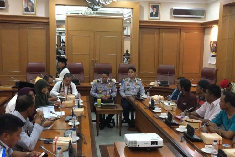 Wakil Gubernur DKI Jakarta Sandiaga Uno menemui sopir angkot Tanah Abang yang protes penutupan Jalan Jatibaru, Jumat (2/2/2018). 