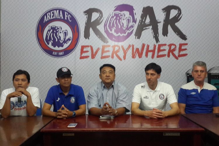 Asisten pelatih baru Arema FC, Milan Petrovic (dua dari kanan) saat diperkenalkan kepada awak media di Kantor Arema FC, Kota Malang, Rabu (4/4/2018) 