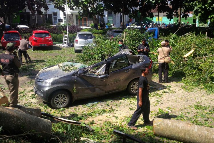 Salah satu mobil yang tertimpa pohon tumbang di RSUD R Syamsudin, Kota Sukabumi, Jawa Barat, Kamis (26/4/2018).