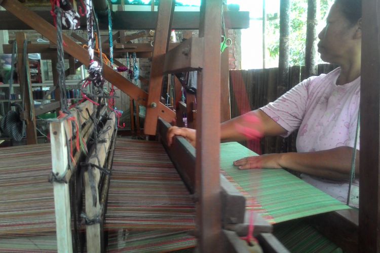 Perajin kain tenun lurik di Desa Banguncipto ini selalu banjir pesanan, apalagi sejak kebijakan wajib mengenakan pakaian tradisional sekali dalam 35 hari, tepatnya jatuh di hari Kamis Pahing.  